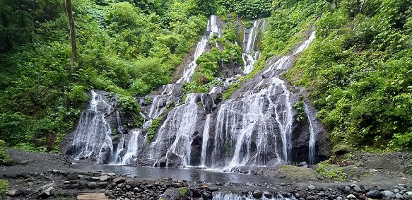 Menikmati Keindahan Tiga Air Terjun Kembar di Wanagiri Pucak Manik Waterfall 