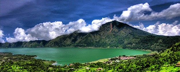 Spot Foto Menarik dengan Pemandangan Cantik Gunung dan Danau Batur Kintamani